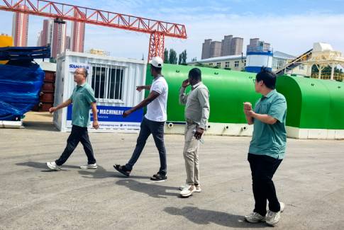 Client from Burkina Faso visits the factory